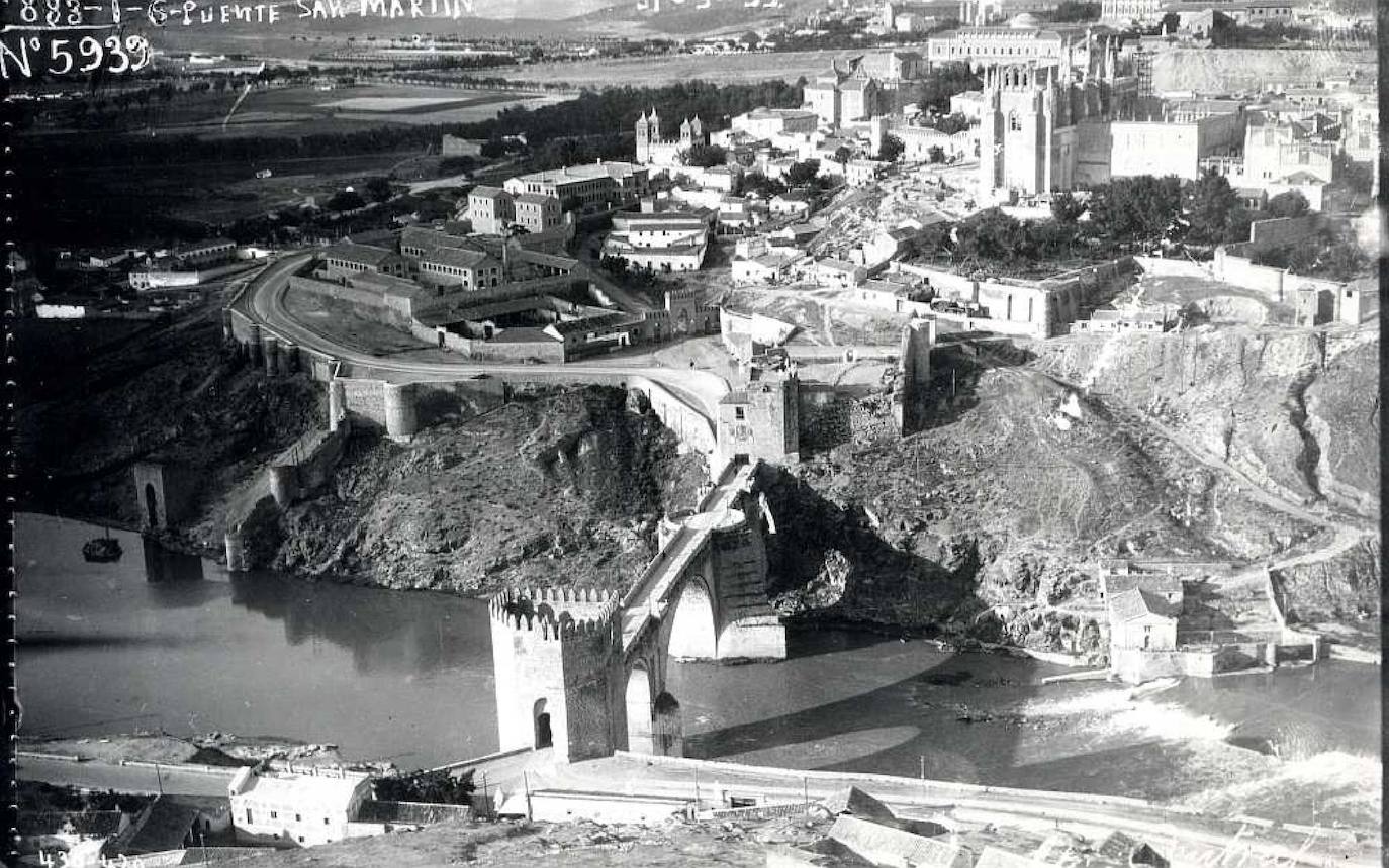 Vista aérea (ca. 1935, Archivo Municipal de Toledo) de la ronda abierta en 1853 desde la puerta del Cambrón hasta San Martín completada con una puerta de Arbitrios entre 1864 y 1967. La obra facilitó que las mercancías en tránsito por Toledo rodeasen su recinto sin tener que atravesar ningún control municipal. 