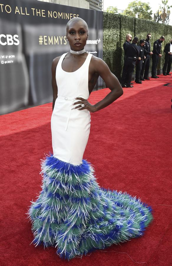Cynthia Erivo, en la alfombra roja de los Premios Emmy 2021. La actriz y cantautora llevó un traje blanco con cola de plumas de colores de Louis Vuitton.