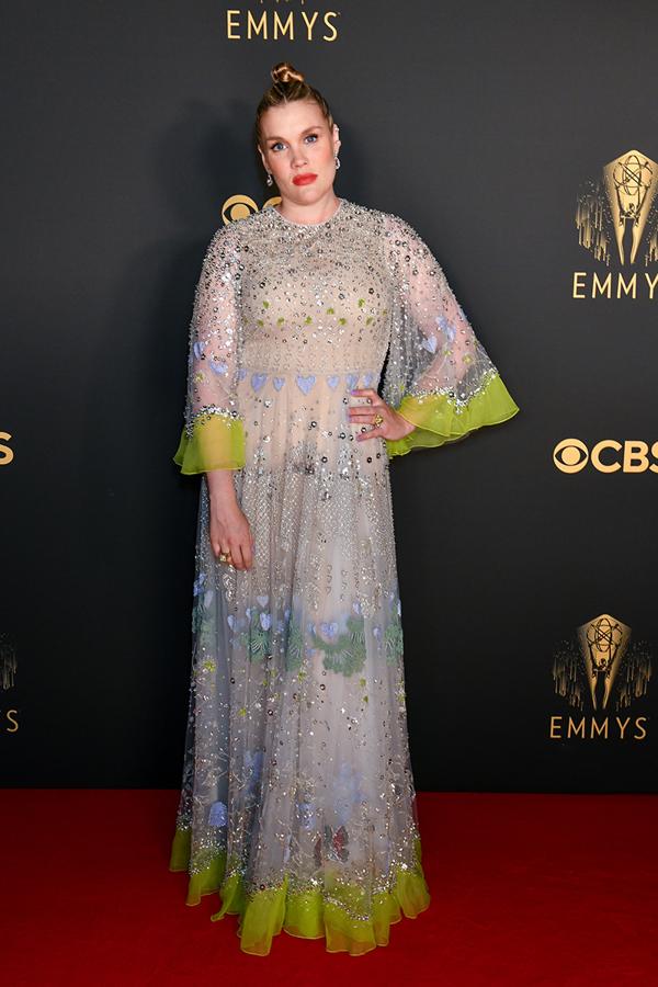Emerald Fennell, en la alfombra roja de los Premios Emmy 2021. Nominada a Mejor Actriz de Reparto por The Crown, apostó por un sofisticado diseño de Valentino.
