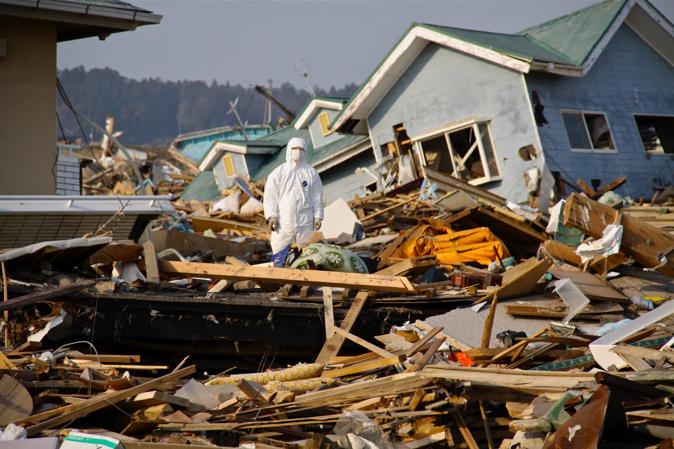 Con olas de hasta 40 metros, mató a 20.000 personas, destruyó y dañó un millón de casas e inundó la central nuclear de Fukushima 1. En el peor desastre nuclear desde Chernóbil en 1986, se fundieron total o parcialmente tres de sus seis reactores al quedarse sin electricidad. 