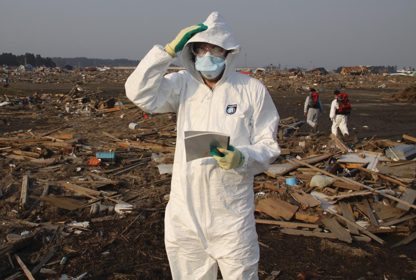 Pertrechado con un traje especial de protección, el corresponsal de ABC en Asia, Pablo M. Díez, recorrió en 2011 los pueblos evacuados por la radiación cerca de la central de Fukushima, como este de Futaba. Desde la cobertura del tsunami, ha vuelto regularmente a la zona y ha visitado dos veces la planta de Fukushima 1 para ver los trabajos de descontaminación y desmantelamiento. 