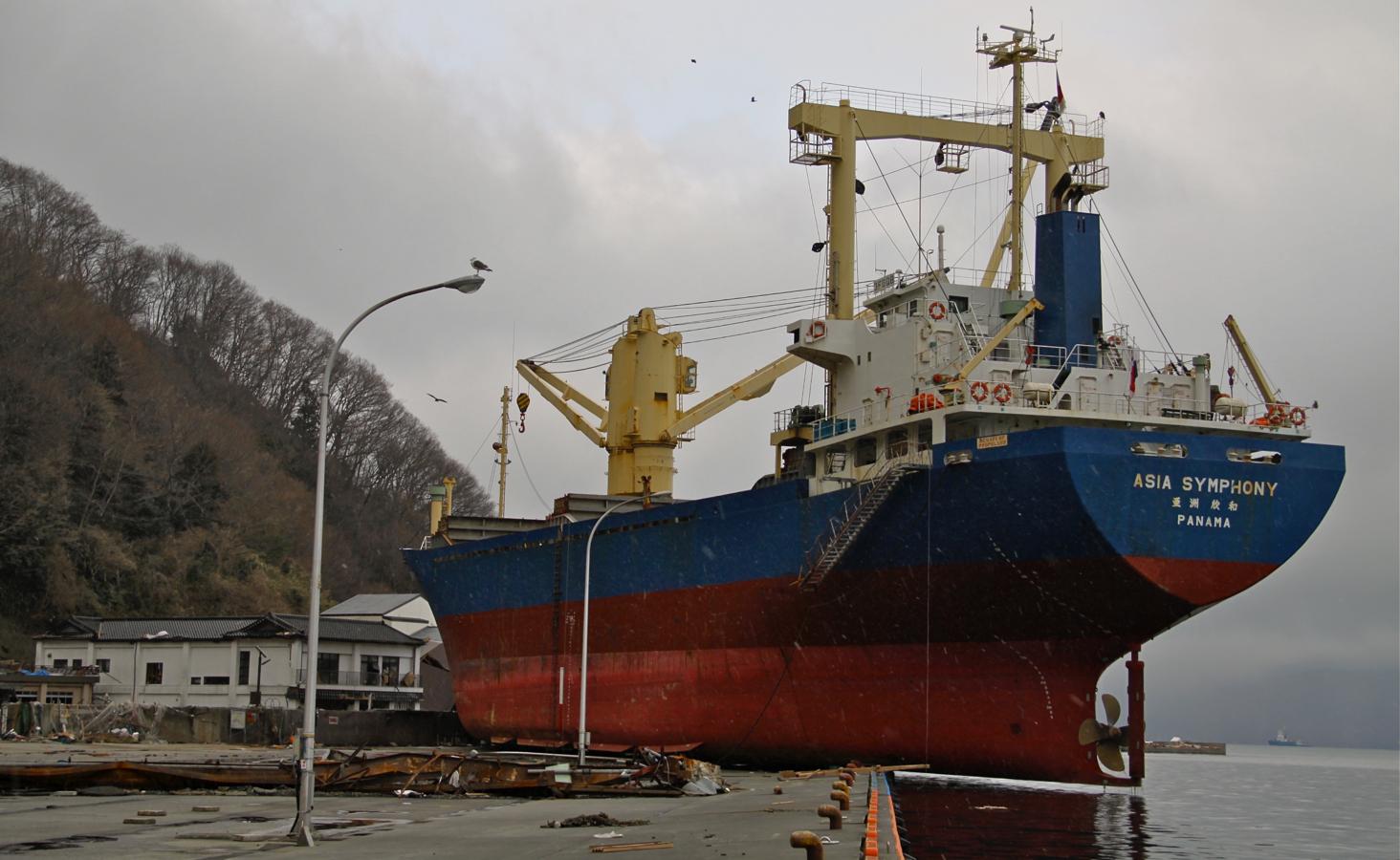 La fuerza del agua llegó a tal extremo que, a pesar de sus 175.000 toneladas, el tsunami sacó al carguero Asia Symphony del mar y lo posó sobre el muelle del puerto de Kamaishi, en la prefectura de Iwate. 