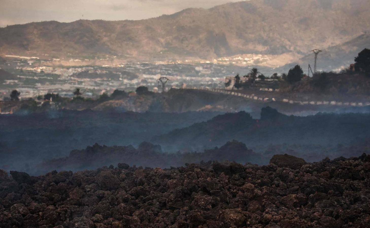 El humo procedente de la lava se eleva en la zona residencial de Los Campitos, en Los Llanos de Aridane. 