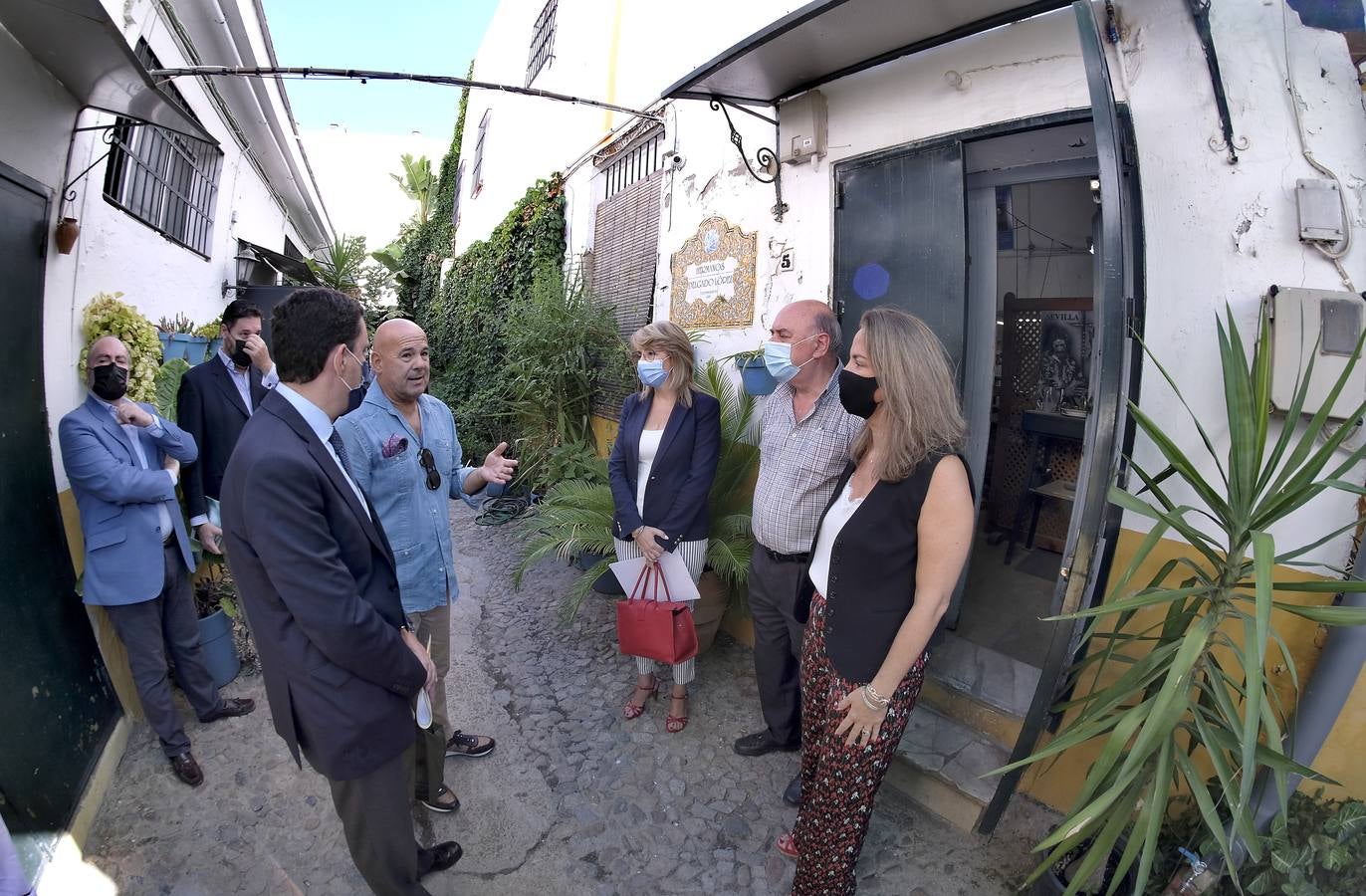 Visita al taller de los Hermanos Delgado de la portavoz de Cultura del Grupo Parlamentario Popular en el Congreso de los Diputados, Sol Cruz-Guzmán, la diputada en el Parlamento de Andalucía y portavoz de Cultura, Pilar Pintor, el secretario general del PP de Sevilla, Juan de la Rosa, y el presidente de la Asociación Gremial Sevillana de Arte Sacro, Francisco Carrera