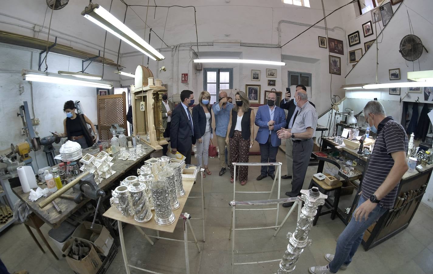 Visita al taller de los Hermanos Delgado de la portavoz de Cultura del Grupo Parlamentario Popular en el Congreso de los Diputados, Sol Cruz-Guzmán, la diputada en el Parlamento de Andalucía y portavoz de Cultura, Pilar Pintor, el secretario general del PP de Sevilla, Juan de la Rosa, y el presidente de la Asociación Gremial Sevillana de Arte Sacro, Francisco Carrera