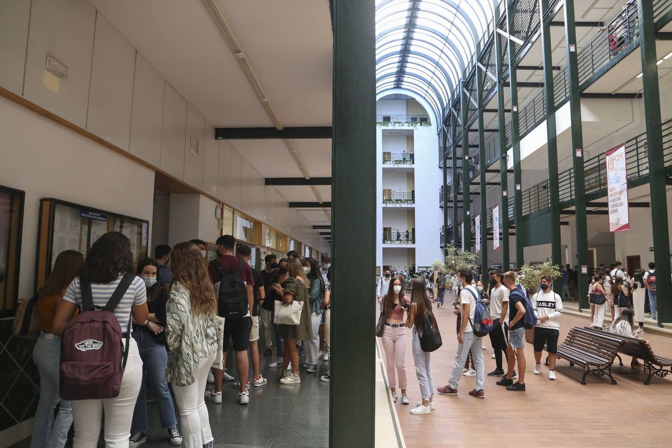 Los universitarios de Sevilla han vuelto a clase con normalidad para un nuevo curso