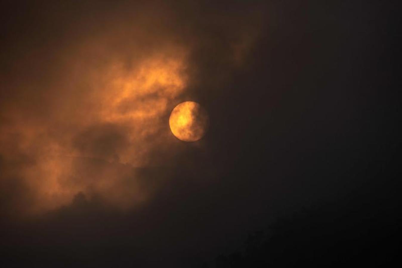 El Sol tras el humo del volcán Cumbre Vieja. 