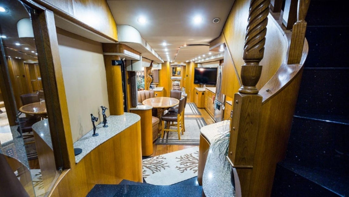 Así es la caravana de 2,5 millones de Will Smith. Por último, la planta superior comunica con el dormitorio y el baño. Además, tiene una terraza para que se disfruten de las vistas panorámicas.