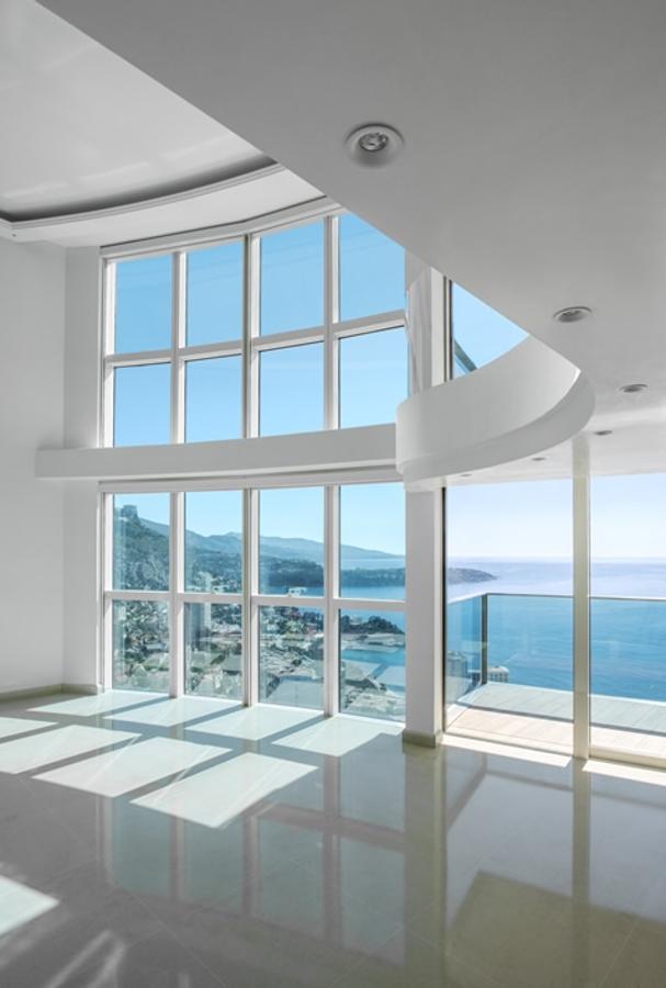 El apartamento más caro del mundo. El edificio fue diseñado por Groupe Marzocco, el especialista en construcciones de lujo, junto al arquitecto Alexandre Giraldi, maestro del estilo Belle Époque. Las obras comenzaron en 2009 con más de 1.400 trabajadores y en 2015, antes de que estuviese terminado, gran parte de los apartamentos ya habían sido vendidos.