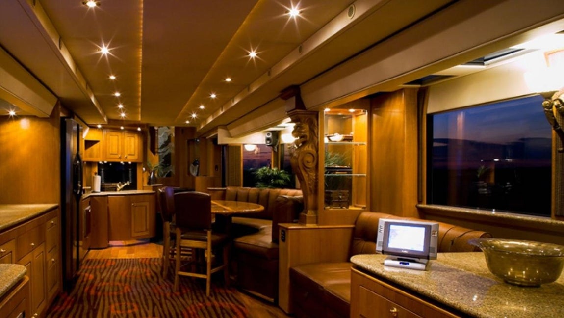 Así es la caravana de 2,5 millones de Will Smith. El espacio se distrbuye en tress plantas y posee un sistema hidráulico que permite elevar un metro más la planta superior.