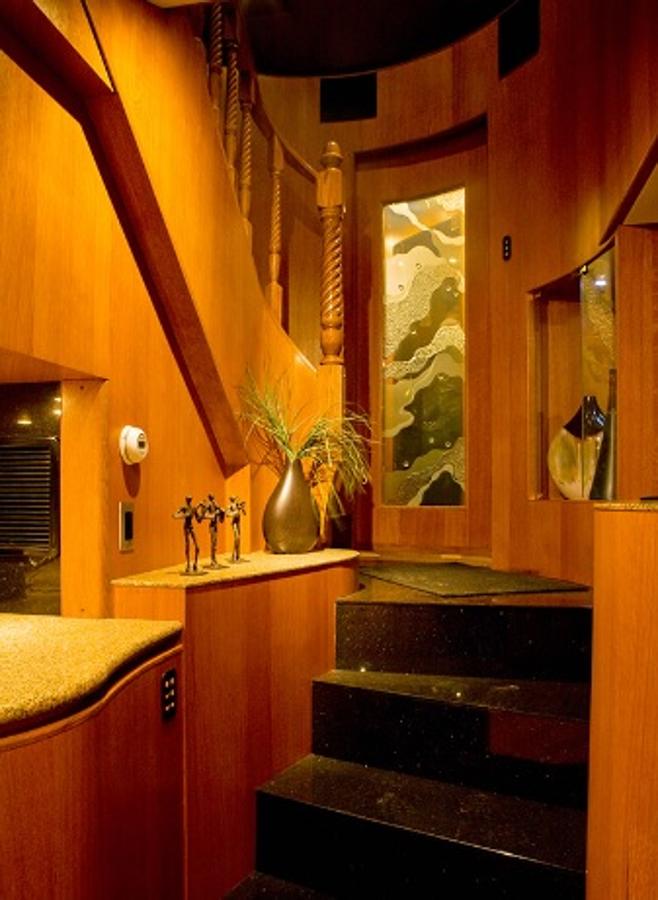 Así es la caravana de 2,5 millones de Will Smith. Las escaleras y demás espacios de transición están también muy cuidados, y lejos de quitar espacio, hacen que se vea más amplia.