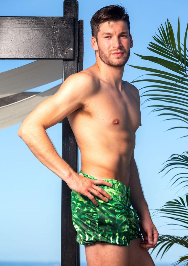 César Noguera (Asturias). Edad: 25 años.Altura: 1,85 m.Estudios cursados: Educación Secundaria y Obligatoria, Actividades Físico Deportivas en el Medio Natural y QuiromasajeHobbies: Hacer deporte al aire libre, escuchar música, leer, comer, disfrutar de mi gente y de mi mismo, bailar…