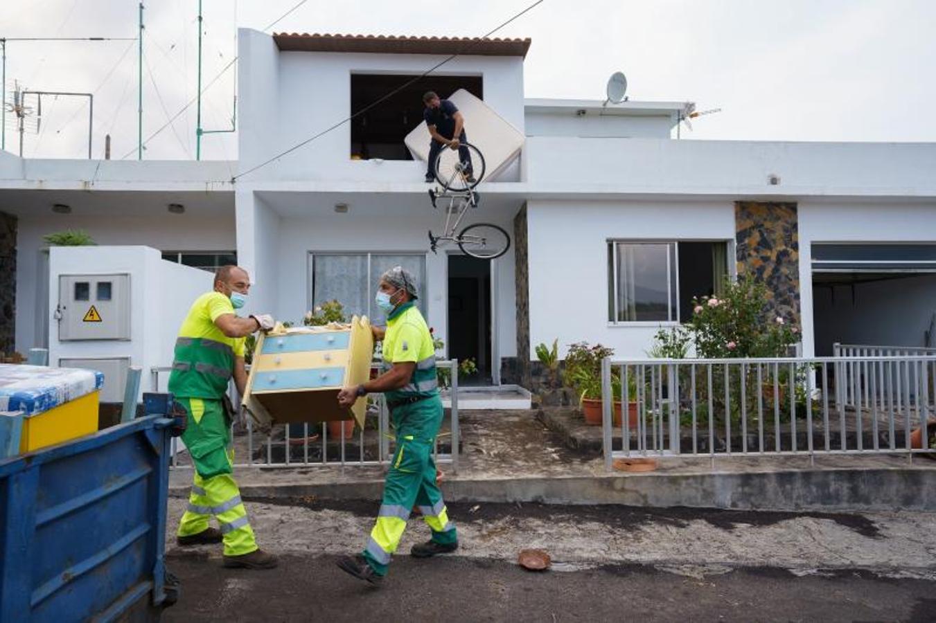 La lava está arrasando con viviendas y plantaciones enteras. 