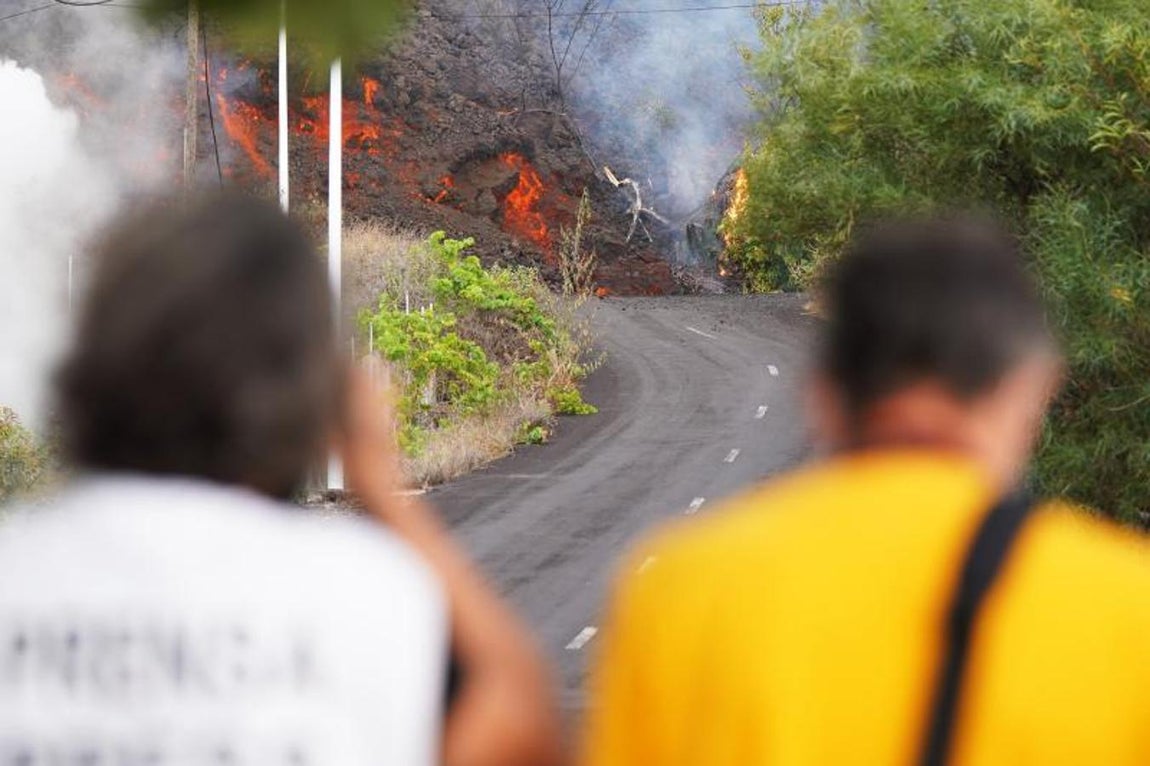 La lava a su paso deja imágenes impresionantes. 