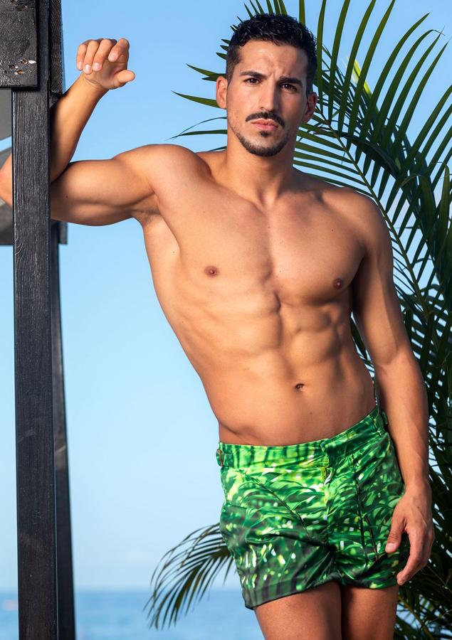 Roberto Gabaldón (Albacete). Edad: 29 años.Altura: 1,84 m.Estudios en curso y/o cursados: Bachillerato, Grado superior en Integración Social. Actualmente cursando Psicología por la UNED.Hobbies: correr, gimnasio, calistenia, bailar, teatro, cine, música, montaña.