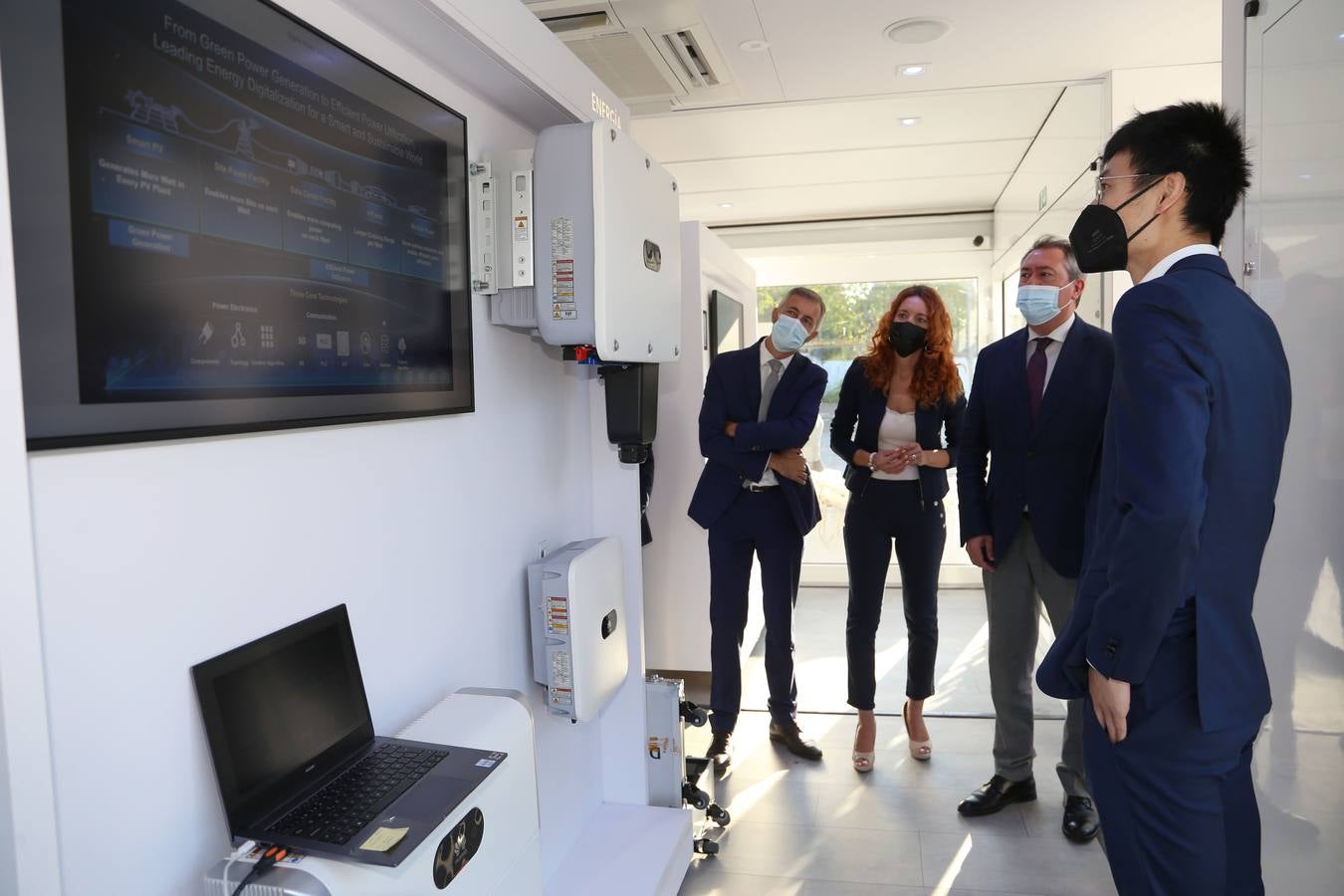 Visita del alcalde de Sevilla, Juan Espadas, al centro de demostraciones tecnológico 'Huawei Enterprise Roadshow 2021'