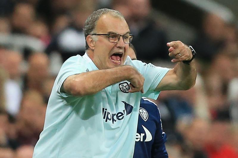 Marcelo Bielsa. El último en sumarse a la lista. Tiene contrato con el Leeds, lo que complica mucho su candidatura, pero en las oficinas del club gustan mucho su idea futbolística, su carácter y su estilo.