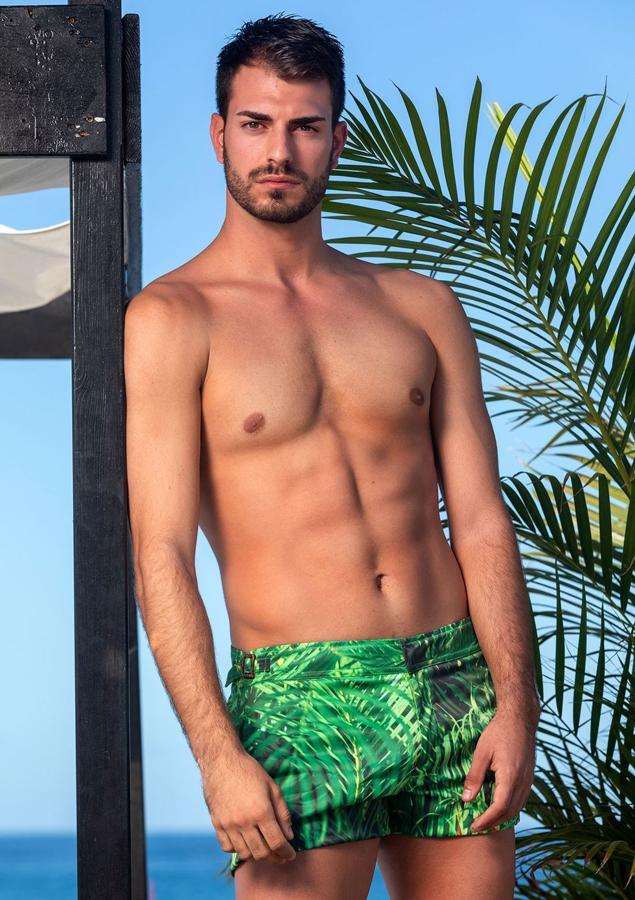 Alberto Gil (Teruel). Edad: 22 años.Altura: 1,83 m.Estudios en curso y/o cursados: Ingeniería eléctrica.Hobbies: Pádel, montar a caballo y hacer snowboard.