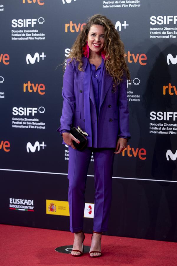 Claudia Llosa. La directora prefirió apostar por un favorecedor traje de chaqueta en color lila con camisa del mismo tono, poniendo el contraste en su sandalias de tiras y un pequeño bolso de mano, ambas piezas de Jimmy Choo.