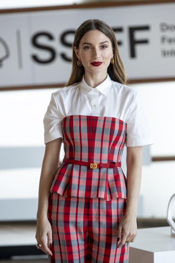 María Valverde. Horas ants, durante las presentaciones matinales, María se decantó por un favorecedor look firmado por Dior con camisa blanca y corsé a cuadros a juego con un pantalón de traje y un cinturón minimalista.