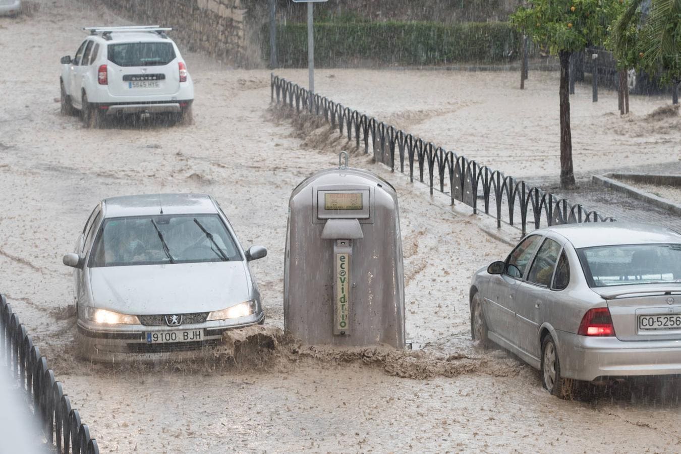 La lluvia acompañada de una fuerte granizada provocó más de 40 incidencias, la mayoría por inundaciones de calles, casas y carreteras cortadas al tráfico. 