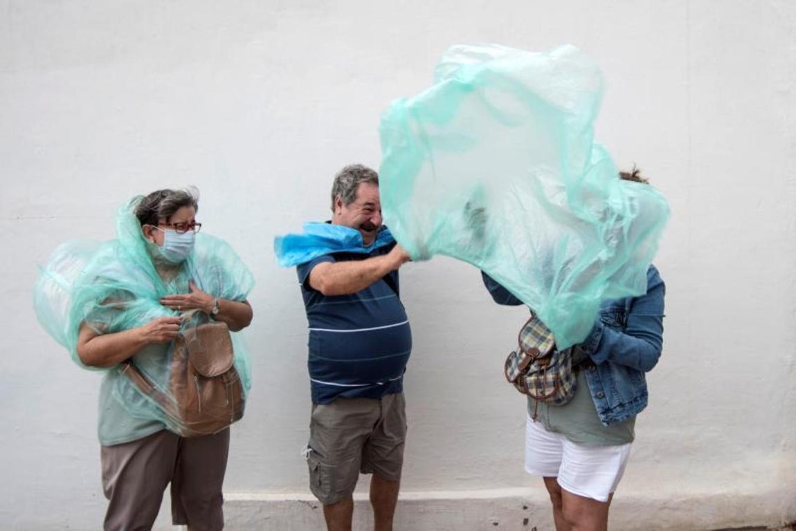 Una de las zonas más afectadas es Ferreries (Menorca), donde se ha desbordado el torrente atrapando vehículos. 