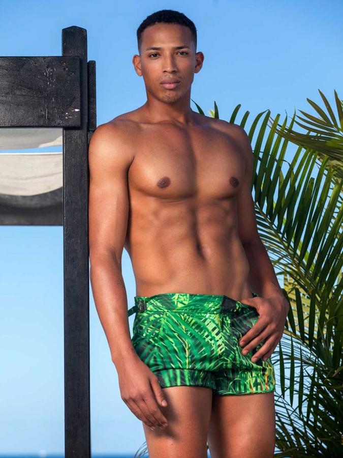 Zied Jabari (Pontevedra). Edad: 25Altura: 1,95Estudios en curso y/o cursados: bachillerHobbies: hacer deporte , cocinar y viajar