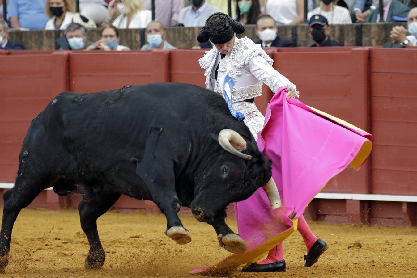 Daniel Luque, de blanco y plata en la Maestranza