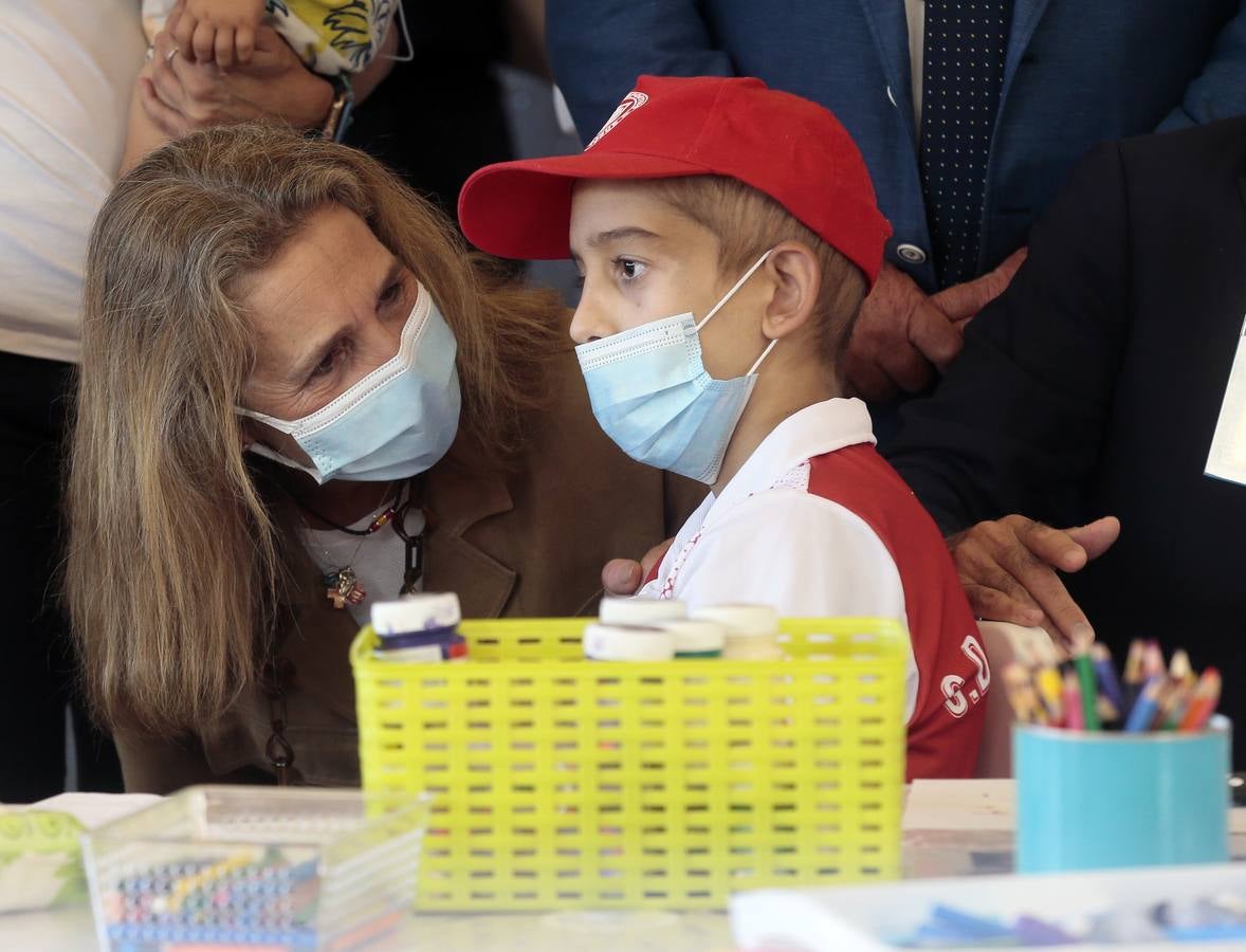 La Infanta Elena durante su visita a la planta de oncohematología pediátrica del hospital Virgen del Rocío