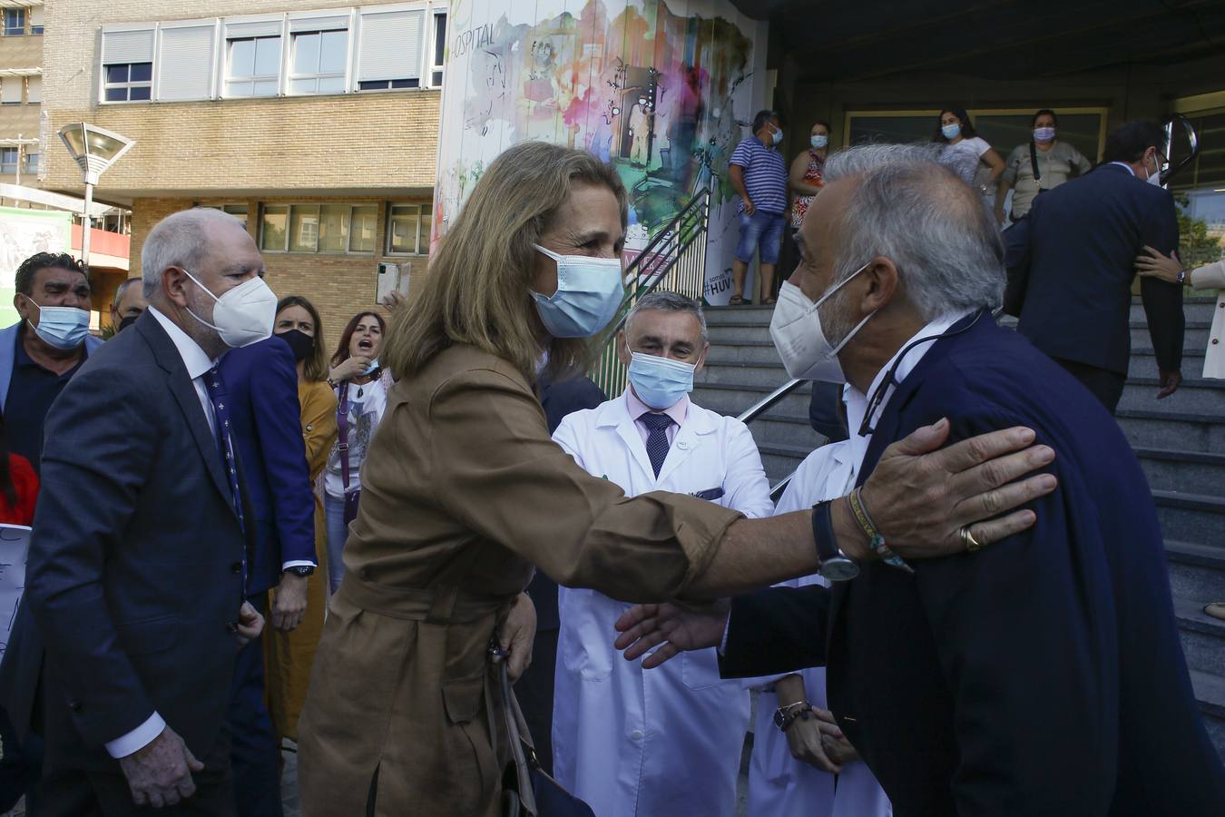 La Infanta Elena durante su visita a la planta de oncohematología pediátrica del hospital Virgen del Rocío