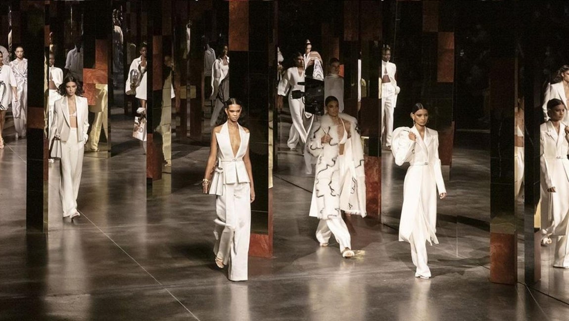 Lo mejor de la Semana de la Moda de Milán primavera-verano 2022. Después de Nueva York, <a href="https://www.abc.es/cibeles-fashion-week/abci-primera-jornada-mbfwmadrid-arranca-viaje-cultural-traves-tejidos-y-prendas-202109161244_noticia.html" target="_blank">Madrid</a> y <a href="https://www.abc.es/estilo/moda/abci-tendencias-ganadoras-semana-moda-402985677362-20210922142110_galeria.html" target="_blank">Londres</a> le toca a Milán celebrar la Semana de la Moda en su edición primavera-verano 2022, donde estos días además de los desfiles, la ciudad acoge todo tipo de eventos relacionados con la industria que celebrities de medio mundo no se quieren perder. Una 'fashion week' en formato presencial donde cada diseñador está dando su punto de vista de la situación actual tras la pandemia a través de la vestimenta. Como resultado se están viendo colecciones cargadas de color y movimiento para poner un toque de alegría al armario en los próximos meses. Resumimos lo mejor de las pasarelas, a continuación.