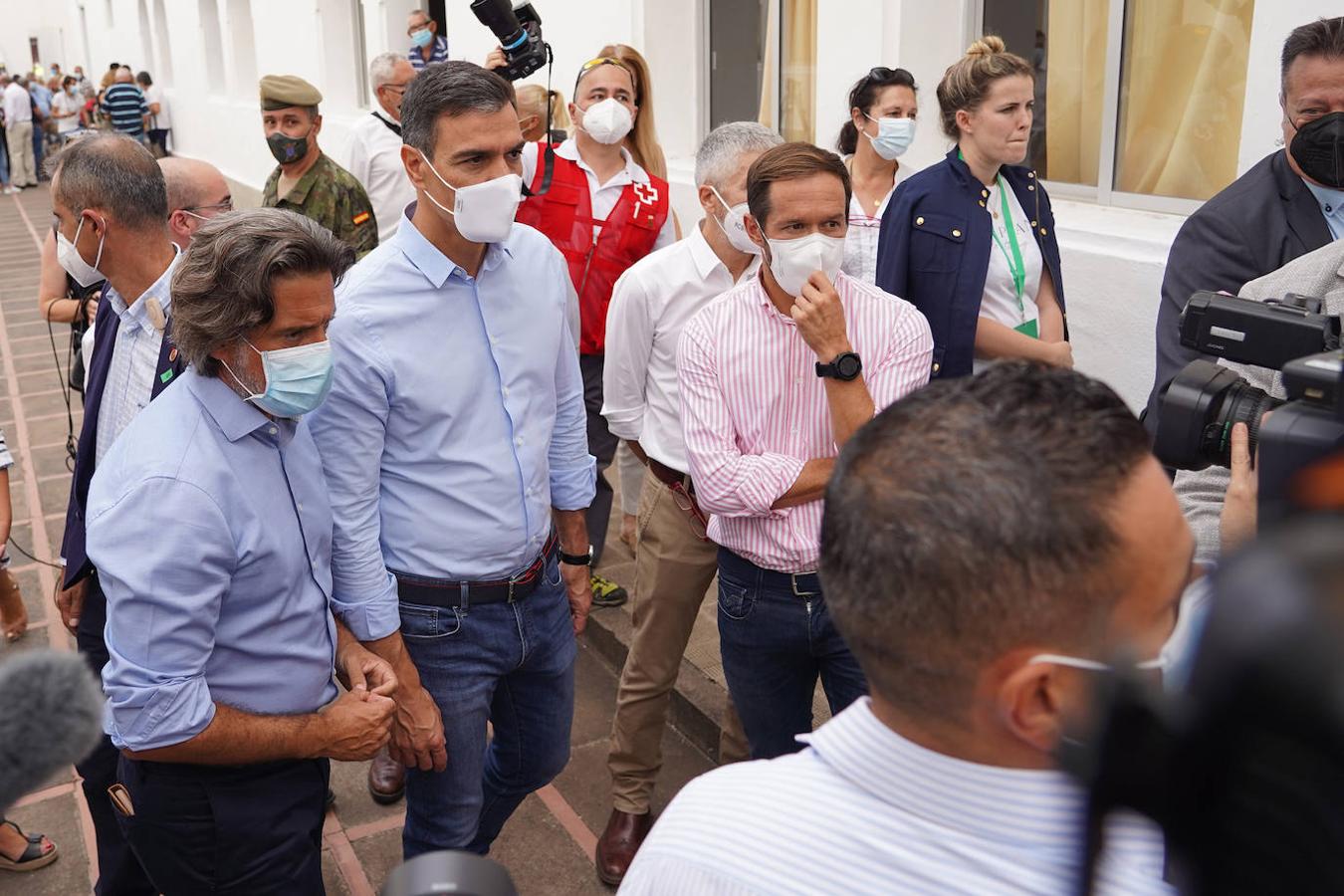 El presidente del Gobierno, Pedro Sánchez (2i) y el presidente del Cabildo de La Palma, Mariano Hernández Zapata (3i), a su llegada al acuartelamiento El Fuerte (Breña Baja), donde se encuentran alojadas personas evacuadas por la erupción del volcán de Cumbre Vieja. 