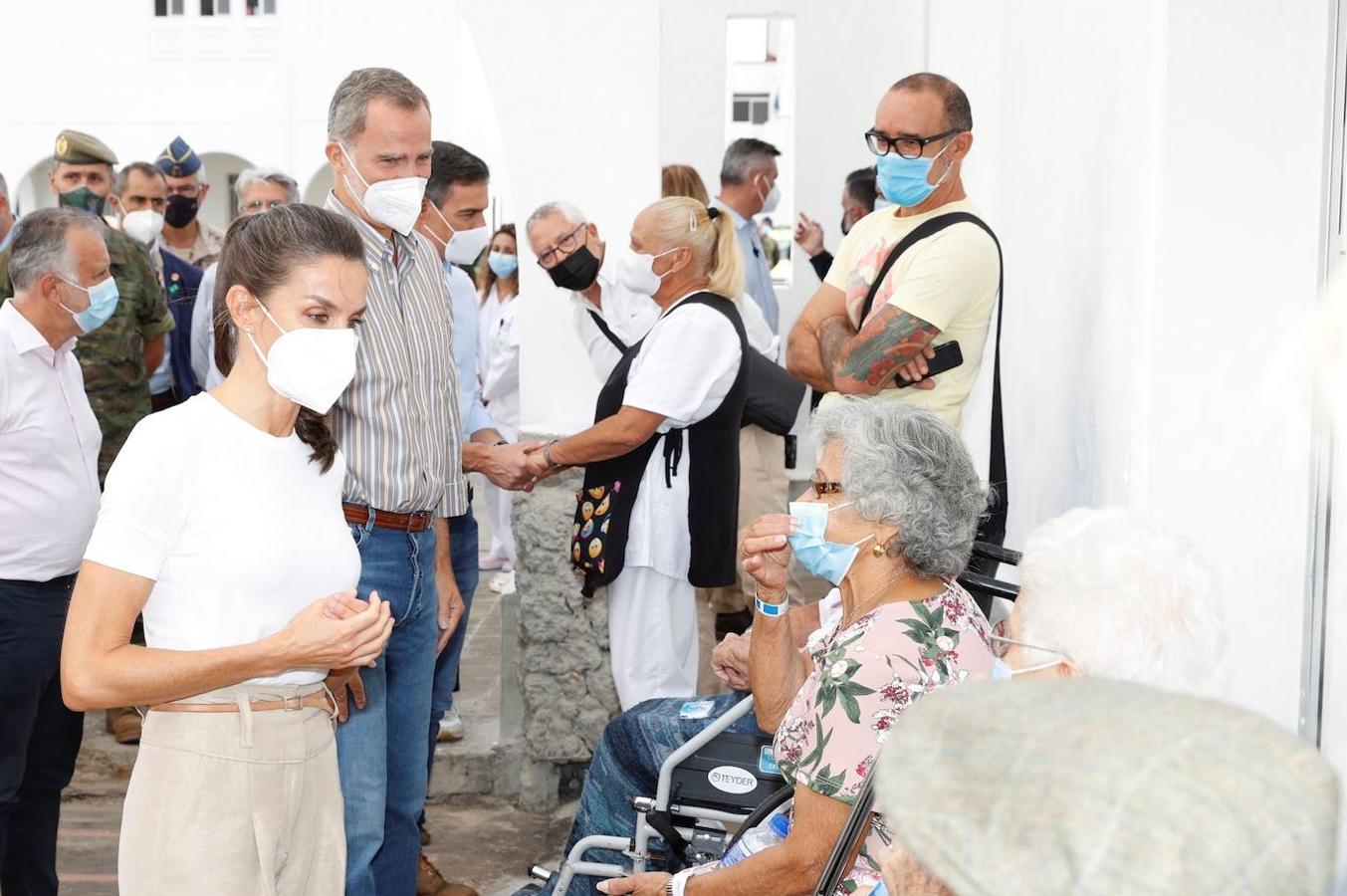 Los Reyes Felipe y Letizia conversan con las personas alojadas en el acuartelamiento de El Fuerte, tras ser evacuadas de sus viviendas como consecuencia de la erupción de un volcán el La Palma. 