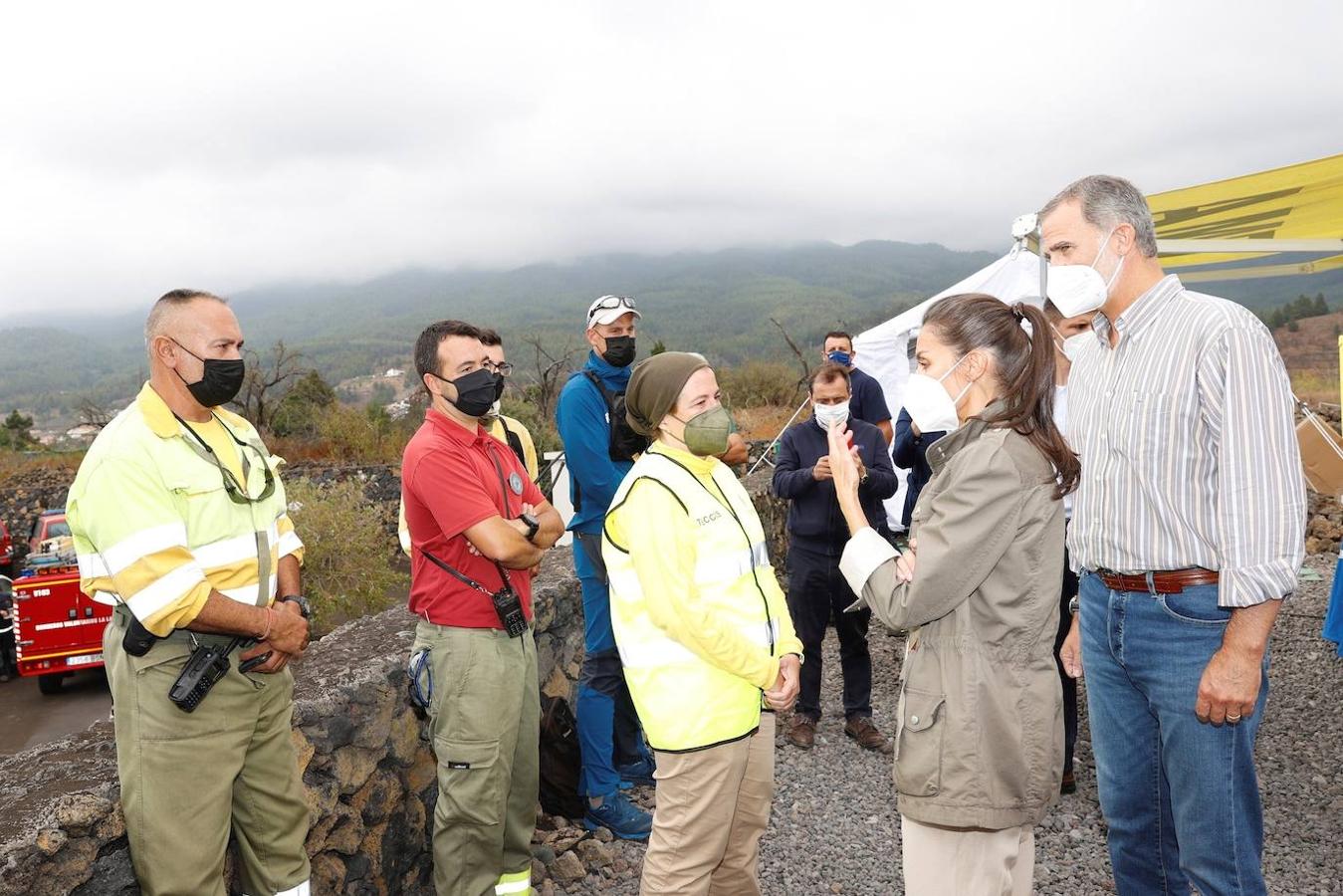 El rey Felipe y la reina Letizia conversan con trabajadores de servicios de Emergencias en el centro de mando durante su visita a la isla de la Palma para seguir conocer las zonas afectadas tras la erupción del volcán. 