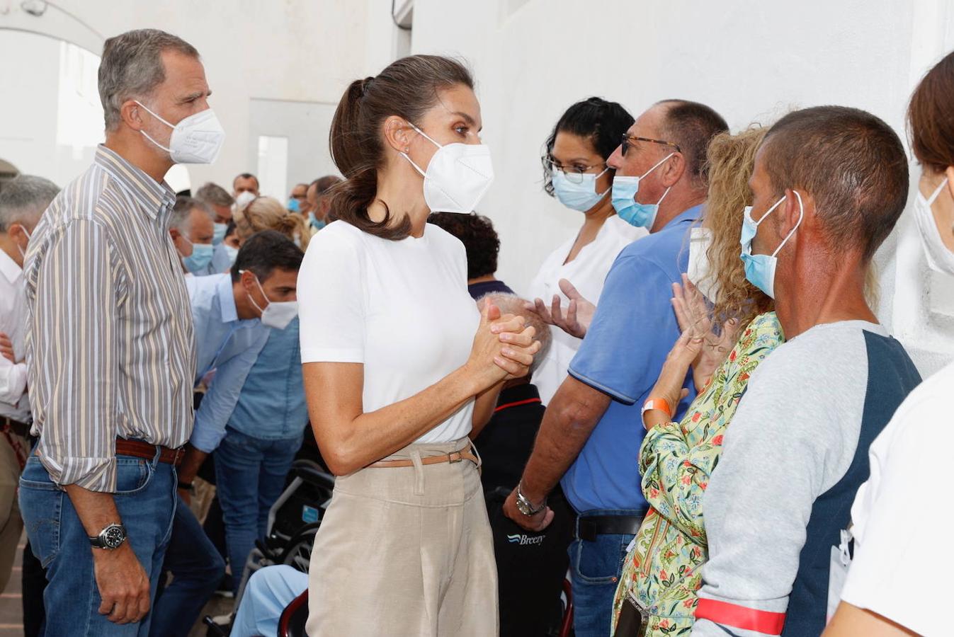 El rey Felipe VI y la reina Letizia charlan con algunas de las personas desplazadas de sus hogares por la erupción volcánica en el cuartel de El Fuerte en Breña Baja en la isla canaria de La Palma. 