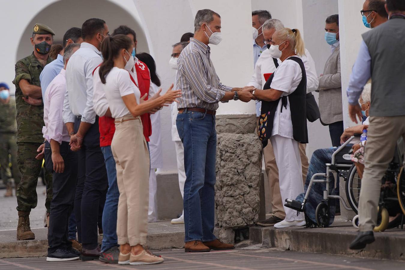 El rey Felipe VI y la reina Letizia trasladan su agradecimiento a miembros del Ejército, la Guardia Civil, la Policía Nacional y la Policía Local, el Servicio Canario de Salud o la Cruz Roja, sanitarios y trabajadores del Ayuntamiento por la labor que están realizando en la erupción del volcán de Cumbre Vieja. 