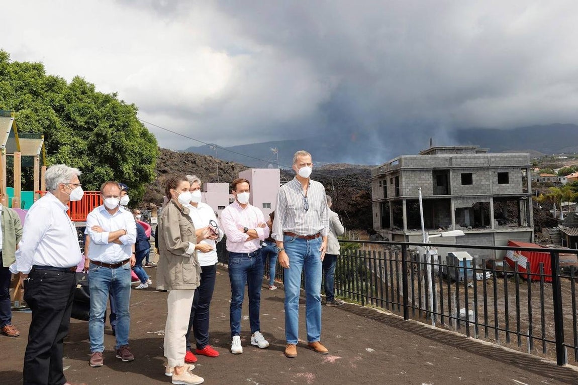 El rey Felipe y la reina Letizia observan los daños junto a autoridades locales durante su visita a la isla de la Palma para seguir conocer las zonas afectadas tras la erupción del volcán. 