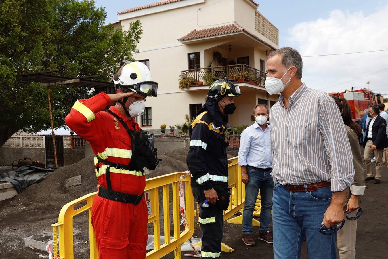 El rey Felipe saluda a un integrante de la UME durante su visita a la isla de la Palma para seguir conocer las zonas afectadas tras la erupción del volcán. 