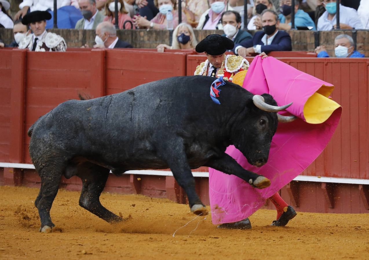 Antonio Ferrera, de carmín y oro, en la Maestranza