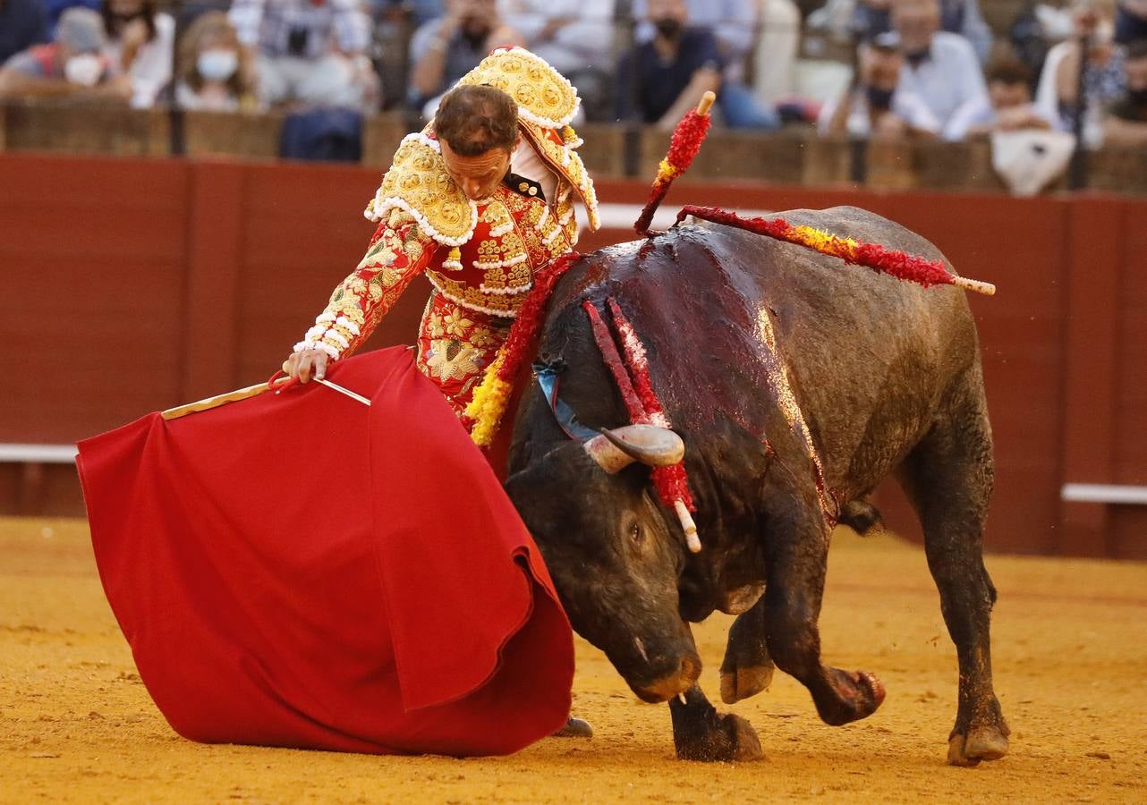 Antonio Ferrera, de carmín y oro, en la Maestranza