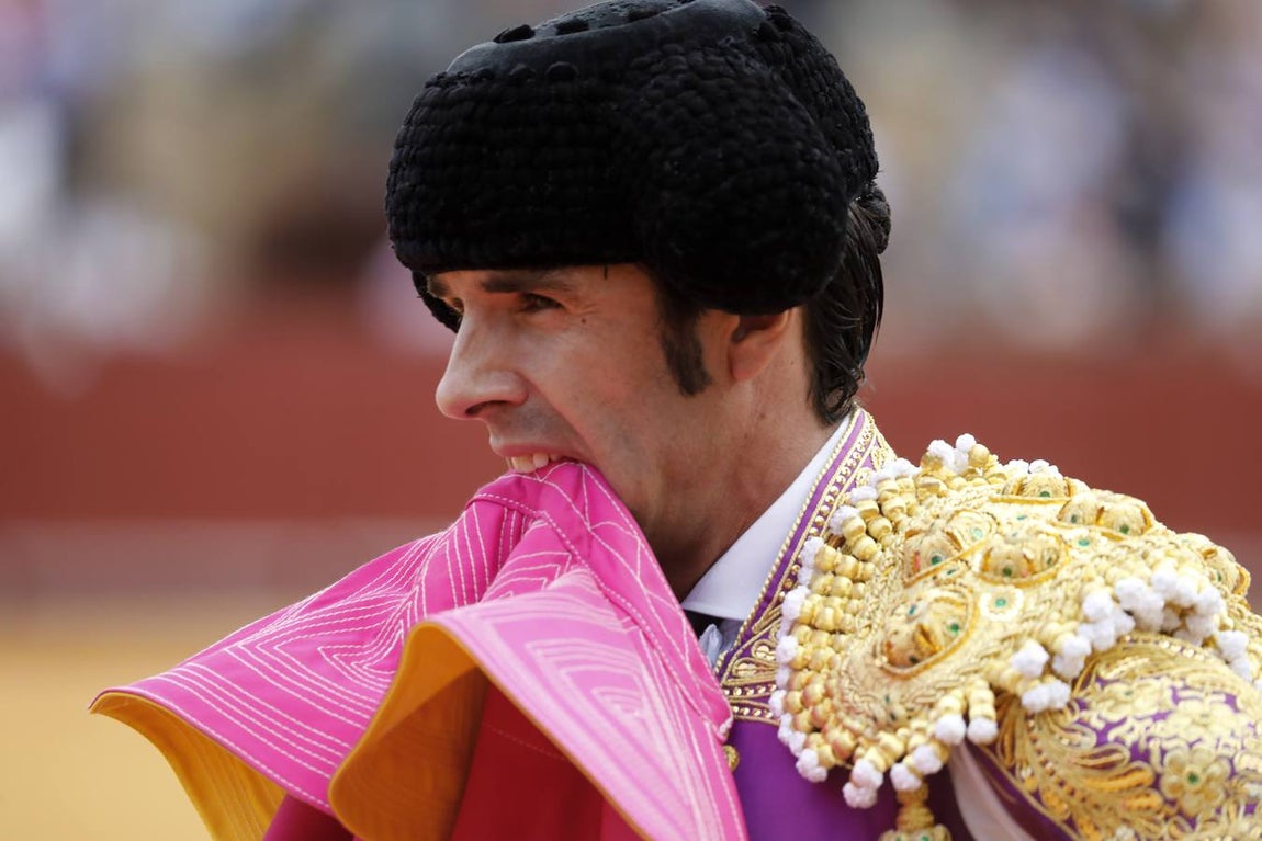 Emilio de Justo,  de nazareno y oro, en la Maestranza