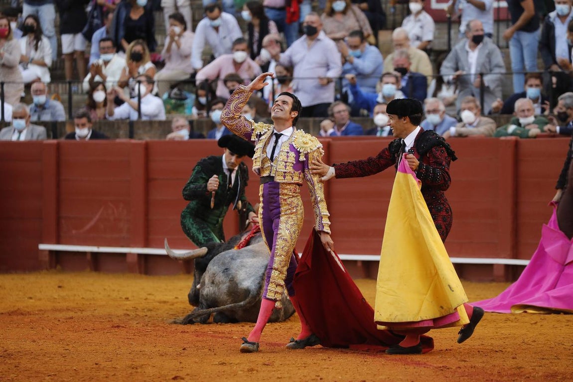 Emilio de Justo,  de nazareno y oro, en la Maestranza