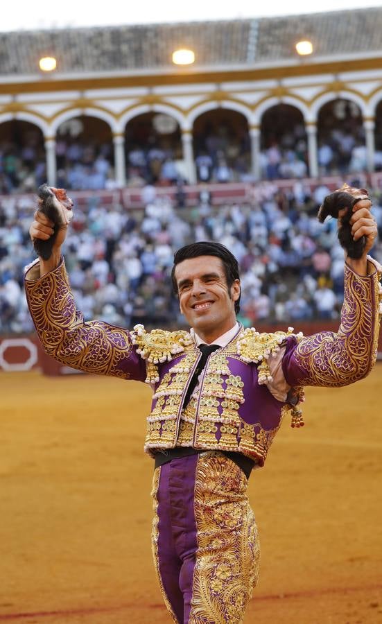 Emilio de Justo,  de nazareno y oro, en la Maestranza