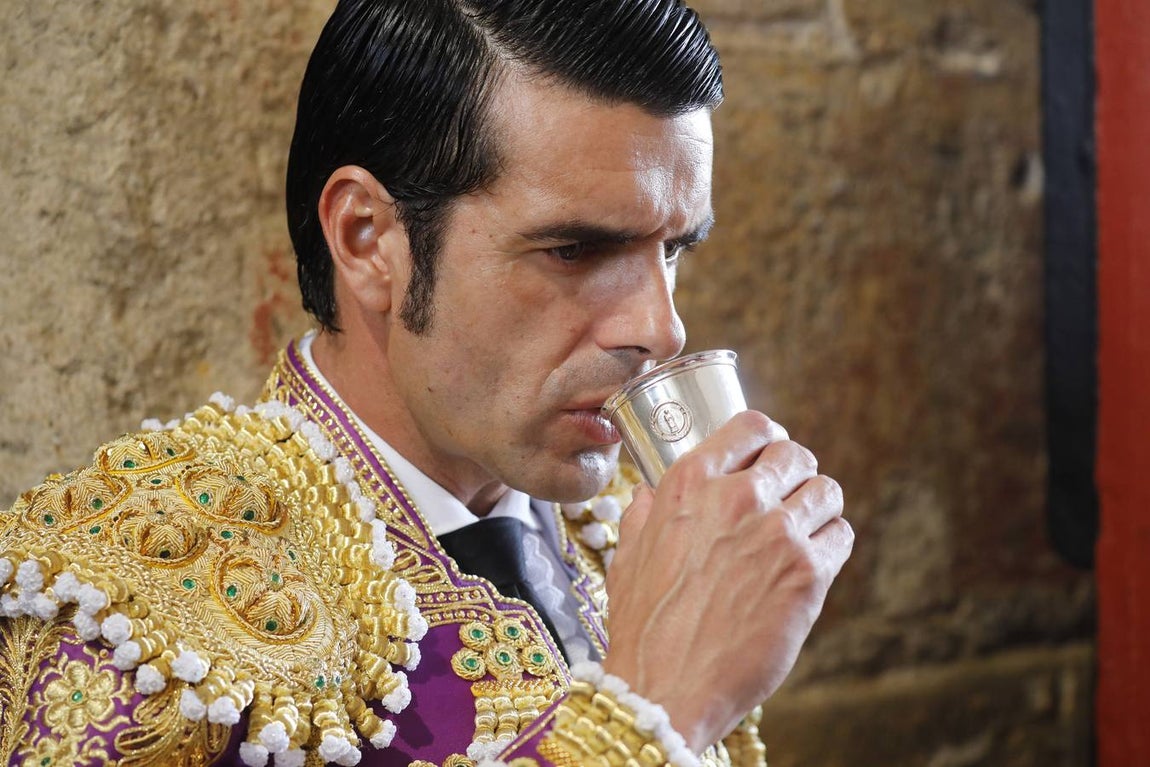 Emilio de Justo,  de nazareno y oro, en la Maestranza