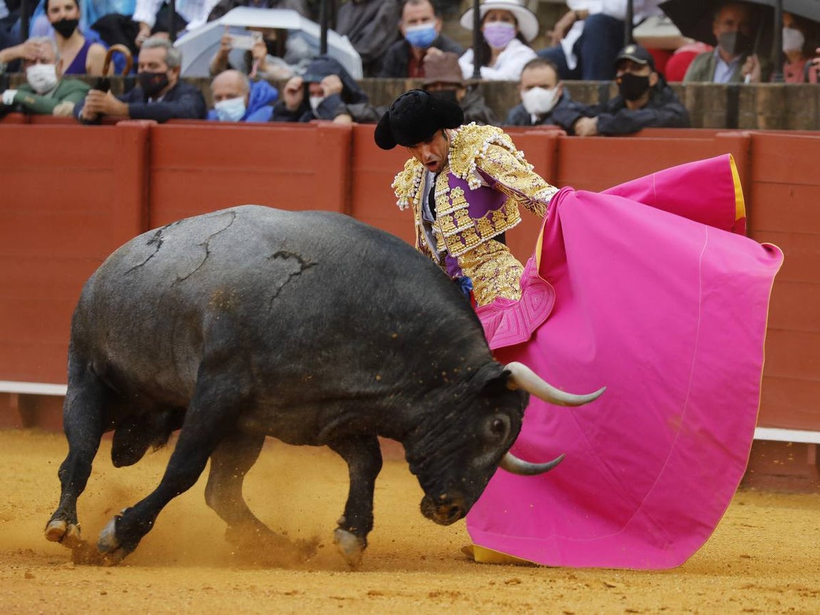 Emilio de Justo,  de nazareno y oro, en la Maestranza