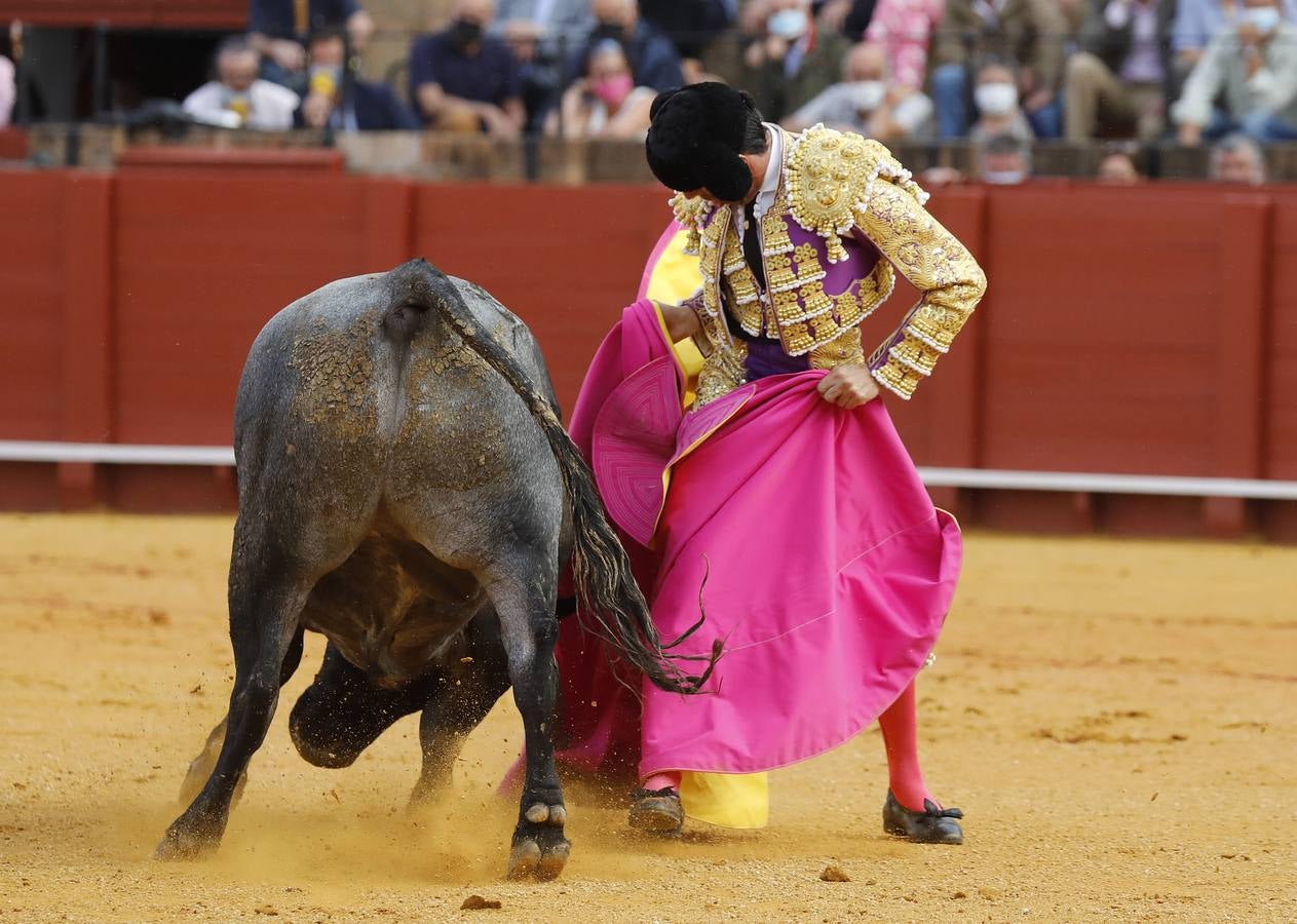 Emilio de Justo,  de nazareno y oro, en la Maestranza