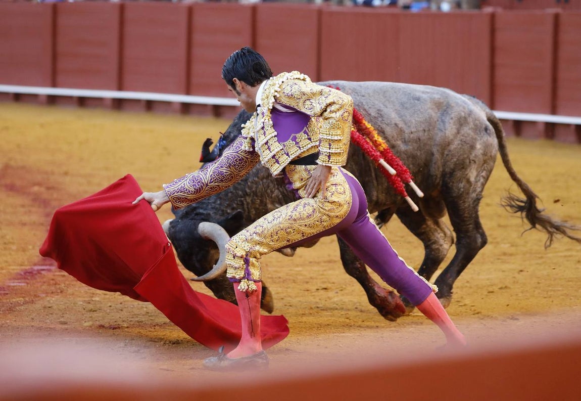 Emilio de Justo,  de nazareno y oro, en la Maestranza