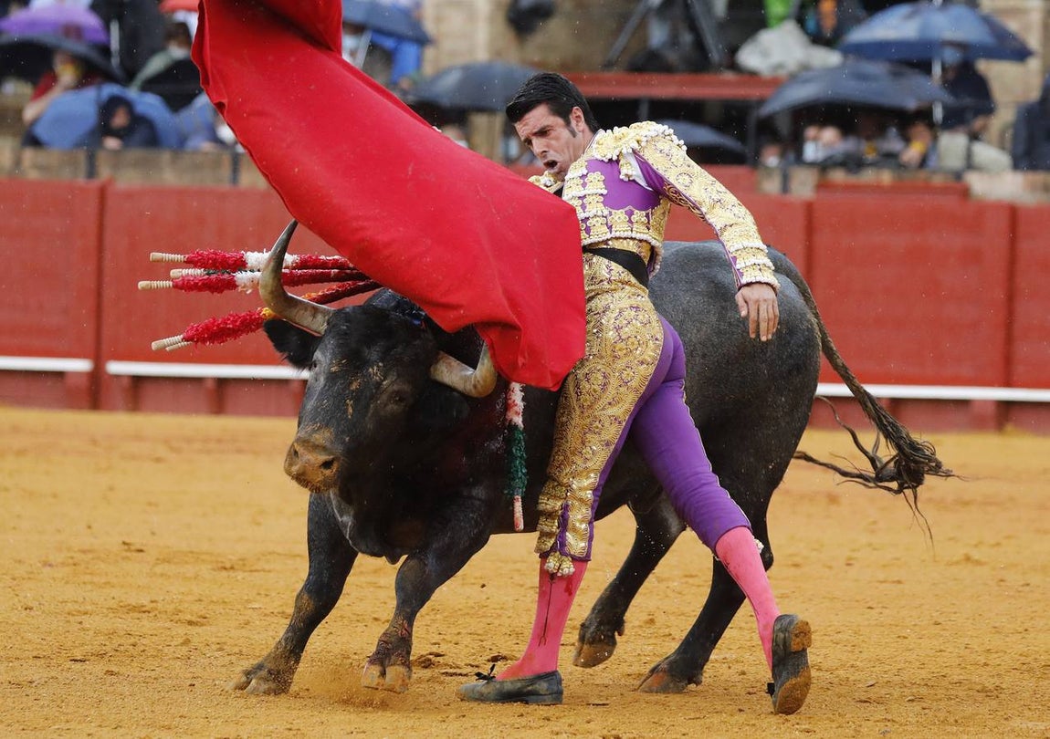 Emilio de Justo,  de nazareno y oro, en la Maestranza