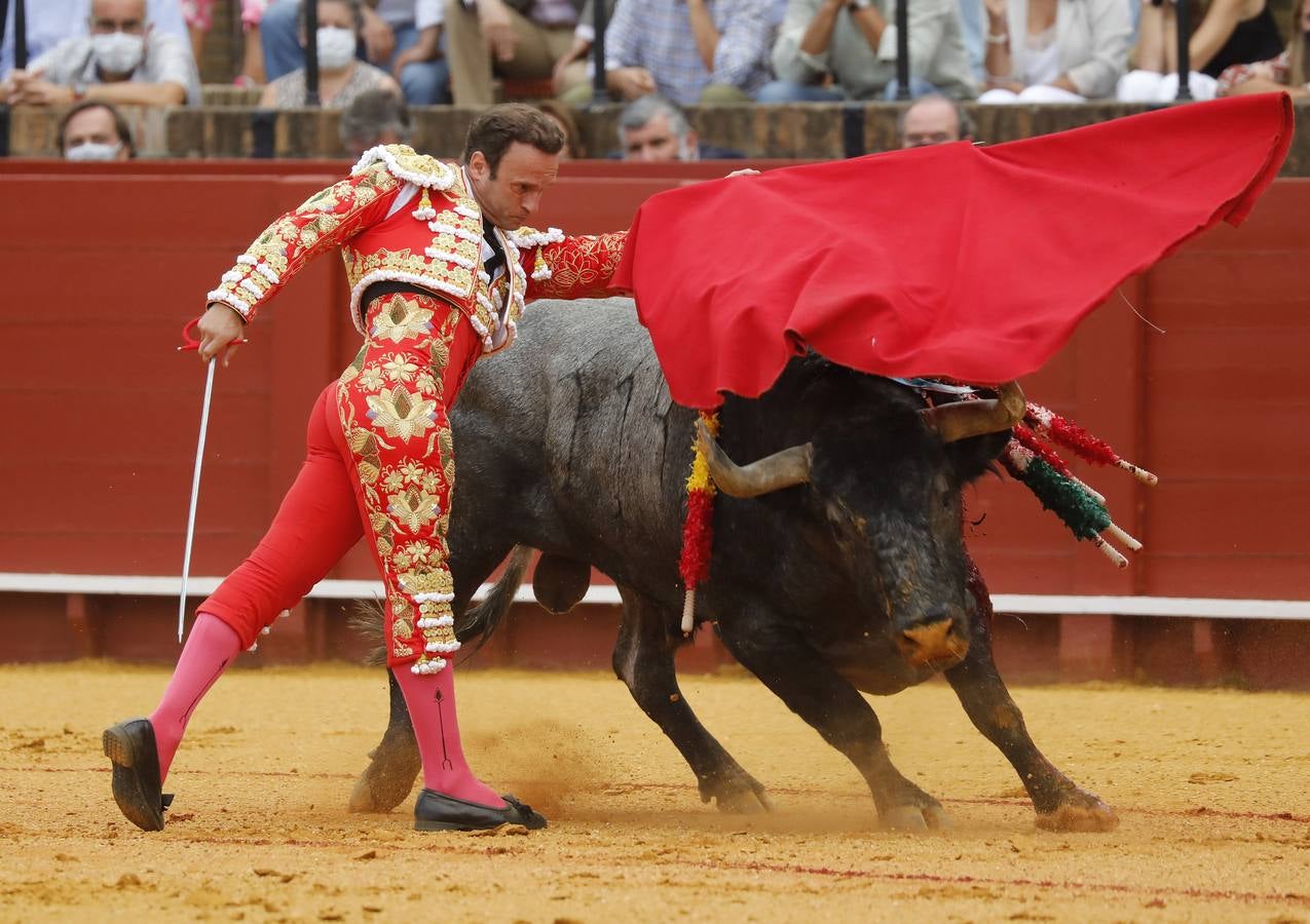 Antonio Ferrera, de carmín y oro, en la Maestranza