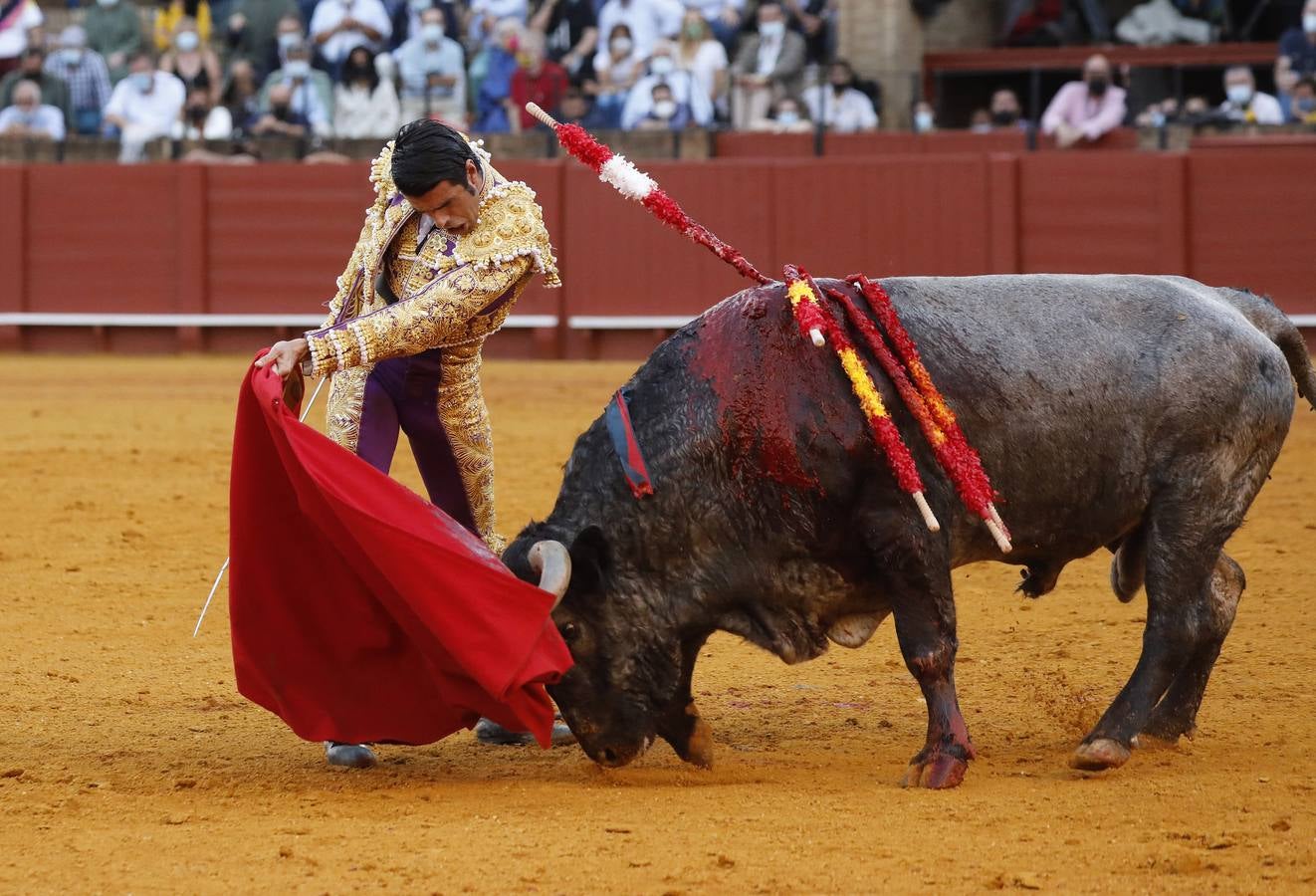 Emilio de Justo, de nazareno y oro, en la Maestranza